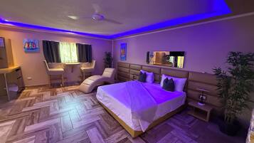 Deluxe kamer, 1 kingsize bed, balkon, uitzicht op binnenplaats | Een kluis op de kamer, verduisterende gordijnen, geluiddichte muren