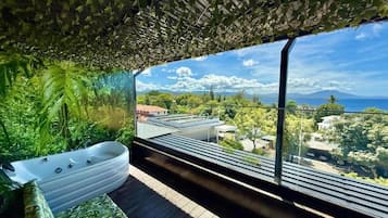 Luxury Room, Balcony, Ocean View | Outdoor spa tub