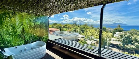 Chambre luxueuse, balcon, vue sur lâocĂ©an | Baignoire Ă remous extĂ©rieure
