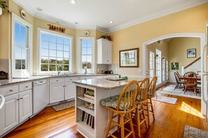 Fridge, microwave, oven, stovetop - Charming Home w/ Lagoon View, WiFi, Laundry, Central AC - Walk to the Beach (Edisto Beach)