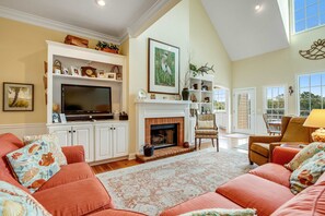 TV, DVD player, offices - Charming Home w/ Lagoon View, WiFi, Laundry, Central AC - Walk to the Beach (Edisto Beach)