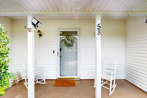 Exterior detail - Home with private pool, fenced in yard and dog-friendly (Hilton Head)