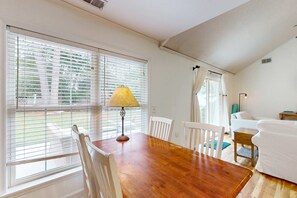 Dining - Home with private pool, fenced in yard and dog-friendly (Hilton Head)