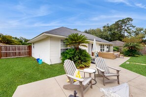 Terrace/patio - Home with private pool, fenced in yard and dog-friendly (Hilton Head)