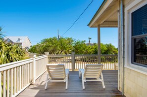 Terrace/patio - Bright, Modern Home 1 Block From Beach w/ AC, WiFi, W/D, Balcony (Edisto Beach)