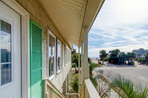 Property grounds - Bright, Modern Home 1 Block From Beach w/ AC, WiFi, W/D, Balcony (Edisto Beach)