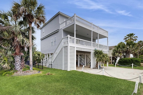 Dog-Friendly House Across the Street From Beach w/Private Pool, WiFi, AC, Patio