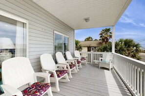 Property grounds - Dog-Friendly House Across the Street From Beach w/Private Pool, WiFi, AC, Patio (Edisto Beach)
