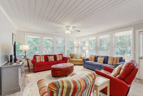 TV, offices - Serene home with outdoor deck, close to Beach Access and Attractions (Edisto Beach)