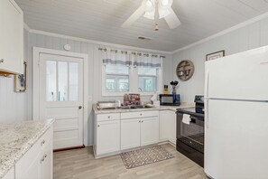 Fridge, microwave, oven, stovetop - Serene home with outdoor deck, close to Beach Access and Attractions (Edisto Beach)