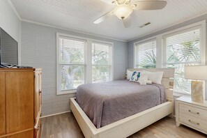 Tabla de planchar con plancha, wifi y ropa de cama
