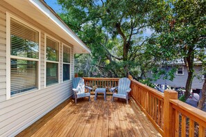 Terrace/patio - Serene home with outdoor deck, close to Beach Access and Attractions (Edisto Beach)