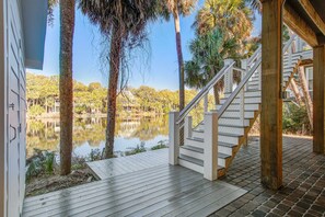 Property grounds - Modern house near oceanfront, EV charger & large screened-in porch (Edisto Beach)