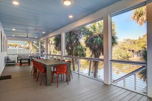 Dining - Modern house near oceanfront, EV charger & large screened-in porch (Edisto Beach)