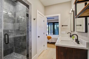 Shower, hair dryer, towels - Modern house near oceanfront, EV charger & large screened-in porch (Edisto Beach)