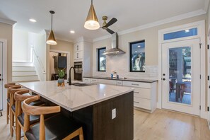 Fridge, microwave, oven, stovetop - Modern house near oceanfront, EV charger & large screened-in porch (Edisto Beach)