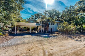 Exterior - Spacious house w/ deck, W/D, central location + walking distance to beach (Edisto Beach)