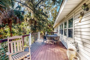 Outdoor dining - Spacious house w/ deck, W/D, central location + walking distance to beach (Edisto Beach)