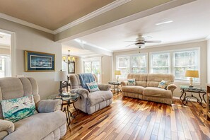 TV, offices - Spacious house w/ deck, W/D, central location + walking distance to beach (Edisto Beach)