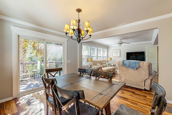 TV, offices - Spacious house w/ deck, W/D, central location + walking distance to beach (Edisto Beach)