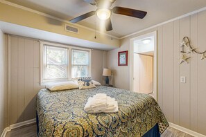Iron/ironing board, WiFi, bed sheets - Spacious house w/ deck, W/D, central location + walking distance to beach (Edisto Beach)