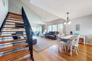 TV, DVD player, offices - Beautiful Villa with screened in patio with perfect location (Edisto Beach)