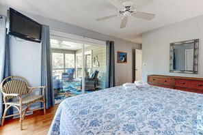 Iron/ironing board, WiFi, bed sheets - Beautiful Villa with screened in patio with perfect location (Edisto Beach)