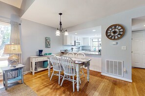 Dining - Beautiful Villa with screened in patio with perfect location (Edisto Beach)