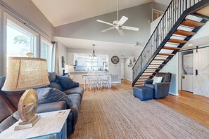 TV, DVD player, offices - Beautiful Villa with screened in patio with perfect location (Edisto Beach)