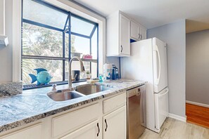 Fridge, microwave, oven, stovetop - Beautiful Villa with screened in patio with perfect location (Edisto Beach)