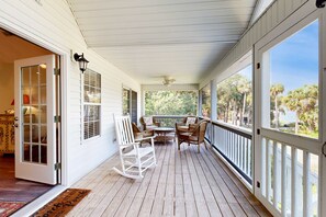 Terrace/patio - Peaceful home close to the beach with EV Charger, screened-in porch, large yard (Edisto Beach)