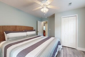 Iron/ironing board, WiFi, bed sheets - Peaceful home close to the beach with EV Charger, screened-in porch, large yard (Edisto Beach)