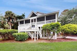 Exterior - Peaceful home close to the beach with EV Charger, screened-in porch, large yard (Edisto Beach)