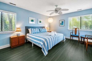 Desk, travel cot, WiFi, bed sheets - Wonderful sun-filled retreat w/ generous patio, pool, & tennis - near beaches (Hilton Head)