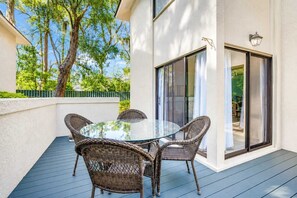 Outdoor dining - Wonderful sun-filled retreat w/ generous patio, pool, & tennis - near beaches (Hilton Head)