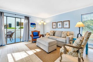TV, offices - Wonderful sun-filled retreat w/ generous patio, pool, & tennis - near beaches (Hilton Head)