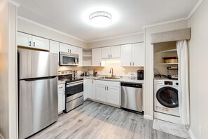 Fridge, microwave, oven, stovetop - The Hedges D1 | Condo in Hilton Head with pool & tennis, walk to the beach (Hilton Head)