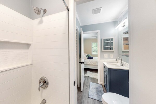 Shower, towels - The Hedges D1 | Condo in Hilton Head with pool & tennis, walk to the beach (Hilton Head)