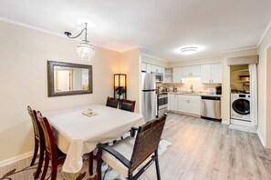Dining - The Hedges D1 | Condo in Hilton Head with pool & tennis, walk to the beach (Hilton Head)