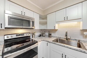 Fridge, microwave, oven, stovetop - The Hedges D1 | Condo in Hilton Head with pool & tennis, walk to the beach (Hilton Head)