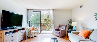 Dog-friendly coastal condo - water views, balcony, W/D, & AC