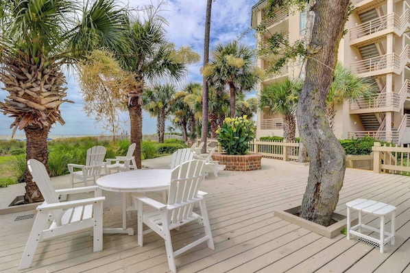 Outdoor dining - Stunningly remodeled 3rd floor villa with ocean views (Hilton Head)