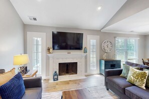TV, DVD player - Stunningly remodeled villa with shared pool and golf on-site (Hilton Head)