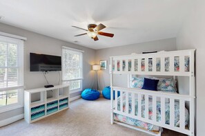 Iron/ironing board, WiFi, bed sheets - Stunningly remodeled villa with shared pool and golf on-site (Hilton Head)