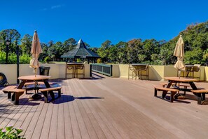 Outdoor dining - Stunningly remodeled villa with shared pool and golf on-site (Hilton Head)