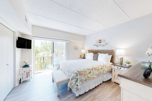 Iron/ironing board, WiFi, bed sheets - Beautifully remodeled villa near the beach with tennis, pickleball, & pool (Hilton Head)
