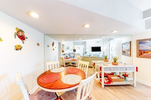 Dining - Beautifully remodeled villa near the beach with tennis, pickleball, & pool (Hilton Head)