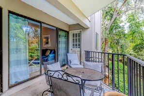 Outdoor dining - Villa with pool, tennis courts, & private patio - walk to the beach (Hilton Head)