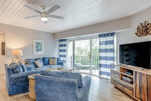 TV, DVD player - Villa with pool, tennis courts, & private patio - walk to the beach (Hilton Head)