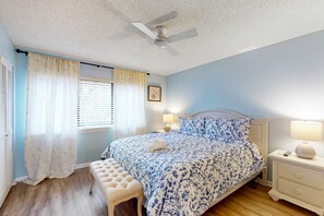 Iron/ironing board, WiFi, bed sheets, wheelchair access - Condo with shared pool/hot tub and tennis court, free WiFi, walk to the beach (Hilton Head)
